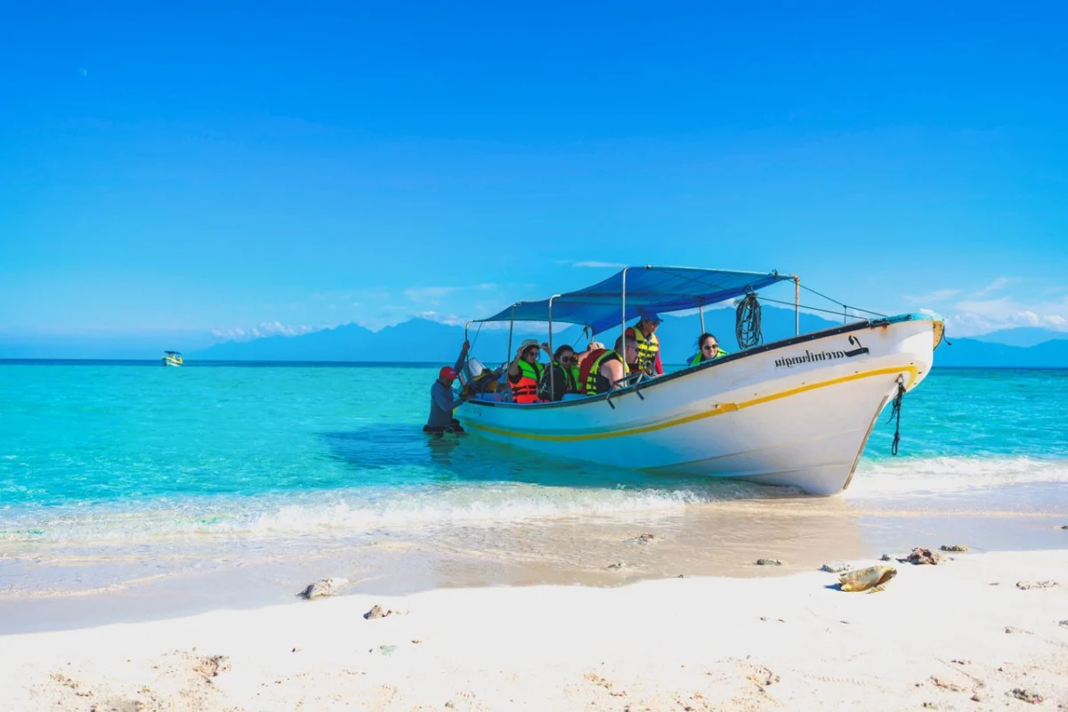 Lancha de turismo con pasajeros en la orilla